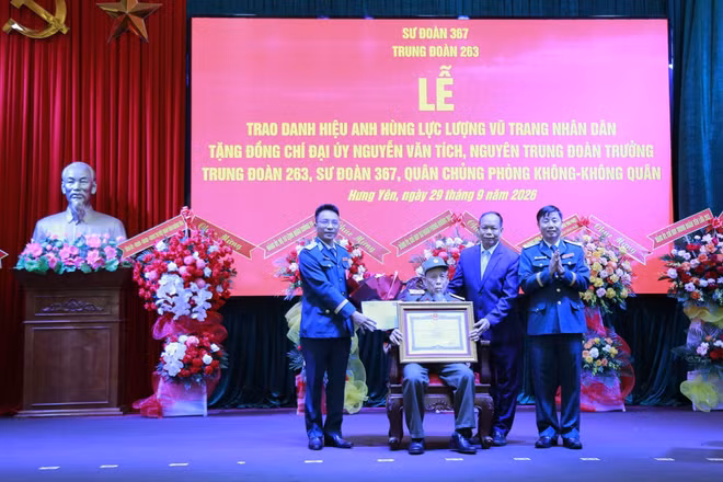 Thừa ủy quyền của Chủ tịch nước, Đại tá Đặng Hồng Tuân, Sư đoàn trưởng Sư đoàn 367 đã trao danh hiệu Anh hùng Lực lượng vũ trang nhân dân tặng đồng chí Nguyễn Văn Tích. (Ảnh: Mai Tú) 