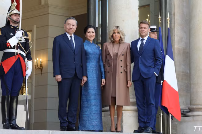 Tổng thống Pháp Emmanuel Macron và Phu nhân đón Tổng Bí thư, Chủ tịch nước Tô Lâm và Phu nhân. (Ảnh: Thống Nhất/TTXVN)