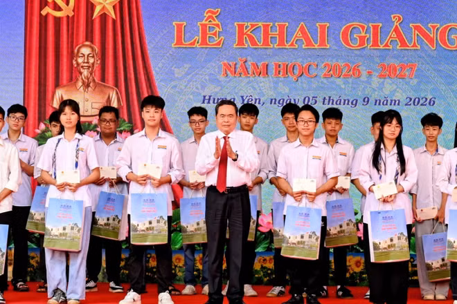 Chủ tịch Quốc hội Trần Thanh Mẫn tặng quà các em học sinh có hoàn cảnh khó khăn vươn lên trong học tập tại Trường trung học phổ thông Lê Quý Đôn. (Ảnh: DUY LINH)