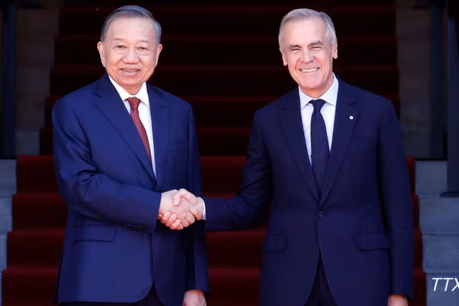 Tổng Bí thư, Chủ tịch nước Tô Lâm và Thủ tướng Canada Mark Carney chụp ảnh chung. (Ảnh: TTXVN)