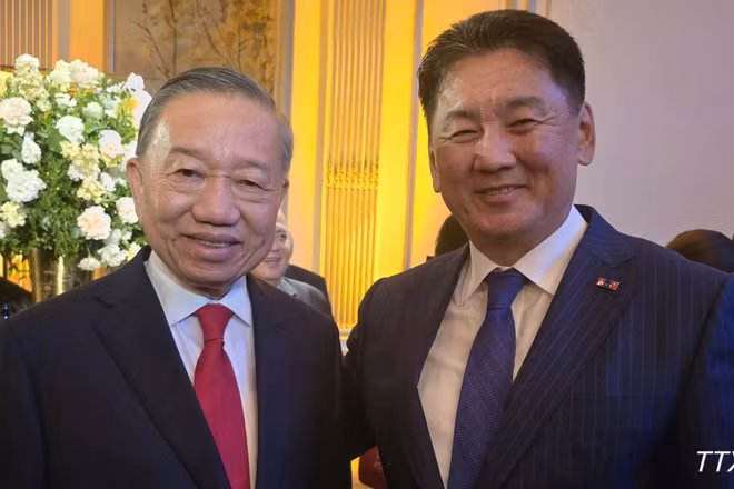 Tổng Bí thư, Chủ tịch nước Tô Lâm gặp Tổng thống Mông Cổ Ukhnaagiin Khurelsukh. (Ảnh: TTXVN)
