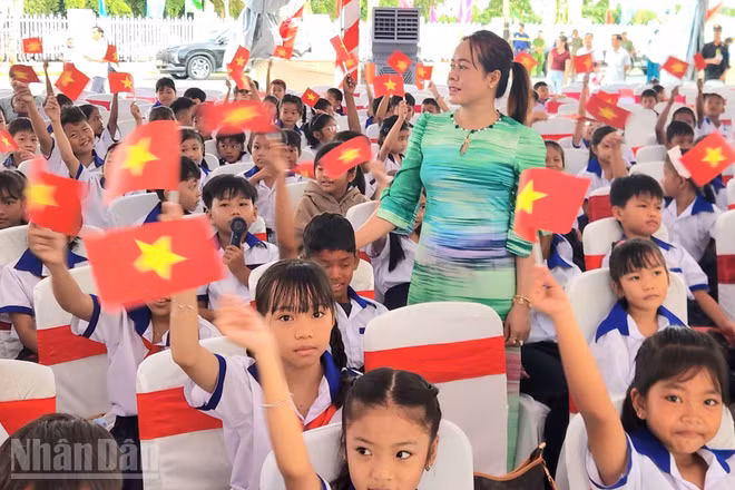 Cô và trò Trường phổ thông nội trú tiểu học và trung học cơ sở Giang Thành trong ngày khai giảng và khánh thành trường. (Ảnh: QUỐC TRINH)