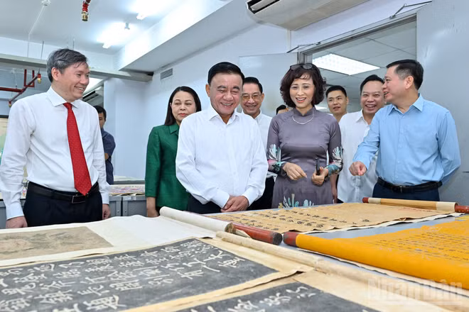 Thường trực Ban Bí thư Trần Cẩm Tú cùng các đại biểu tham quan Kho tư liệu quý của Viện Hàn lâm Khoa học xã hội Việt Nam.