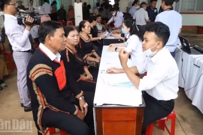 Trạm Y tế phường Tân An phối hợp với Bệnh viện Đại học Y Dược Buôn Ma Thuột tổ chức khám sức khỏe cho 120 người cao tuổi trên địa bàn.