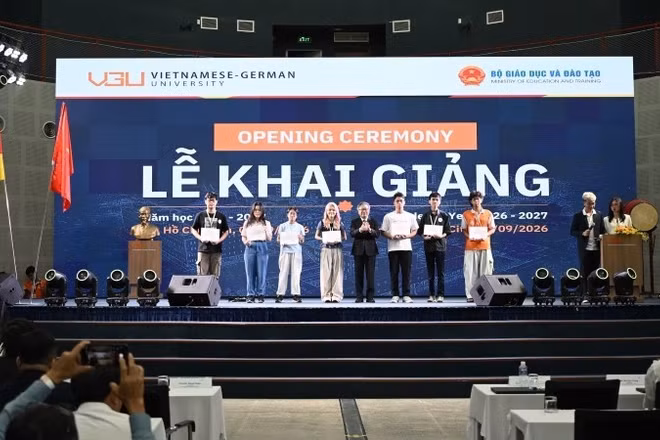 Các sinh viên nhận học bổng của Trường đại học Việt Đức. (Ảnh: VGU)