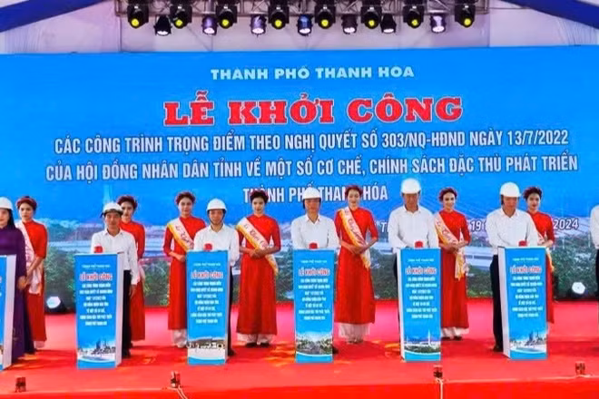 Các đại biểu khởi công xây dựng các công trình trọng điểm ở thành phố Thanh Hóa.