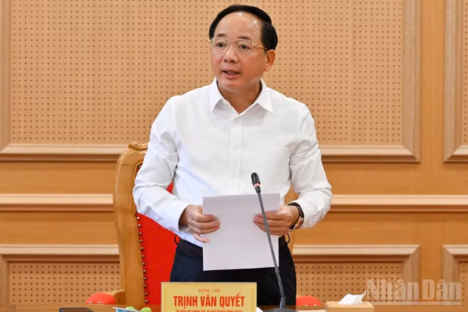 Đồng chí Trịnh Văn Quyết chủ trì hội nghị. (Ảnh: THỦY NGUYÊN)