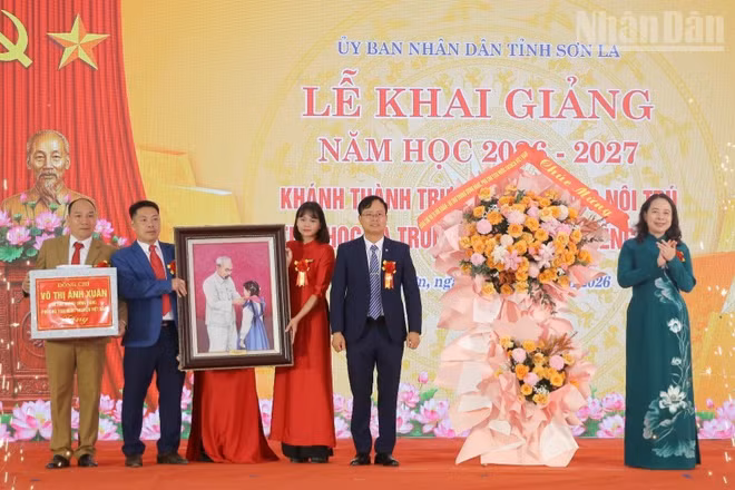 Đồng chí Võ Thị Ánh Xuân, Bí thư Trung ương Đảng, Phó Chủ tịch nước tặng hoa và quà chúc mừng thầy trò Trường phổ thông nội trú liên cấp tiểu học và trung học cơ sở Chiềng Sơn, tỉnh Sơn La. (Ảnh: QUỐC TUẤN)