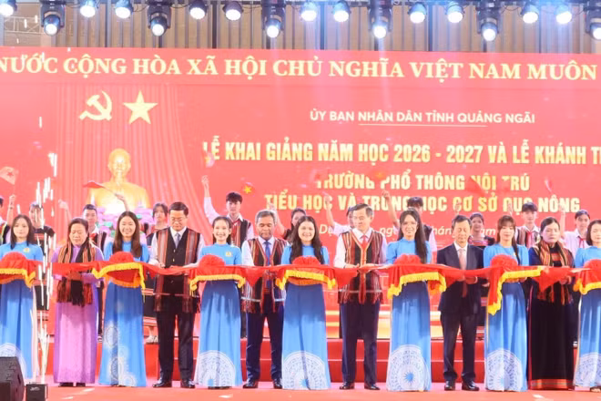Phó Giáo sư, Tiến sĩ Đoàn Minh Huấn, Ủy viên Bộ Chính trị, Giám đốc Học viện Chính trị quốc gia Hồ Chí Minh cùng các đại biểu thực hiện nghi thức cắt băng khánh thành, bàn giao trường phổ thông nội trú liên cấp tại các xã biên giới đất liền trên địa bàn Quảng Ngãi vào sử dụng. (Ảnh: HIỂN CỪ)
