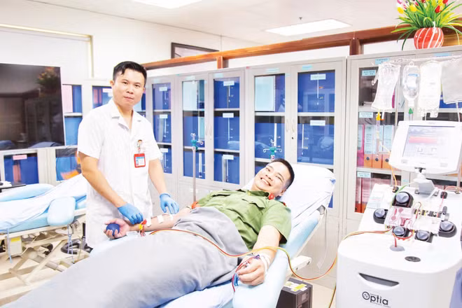 Thiếu tá Nguyễn Văn Nguyên trong một lần hiến bạch cầu hạt. (Ảnh: BÙI THÁI BÌNH)