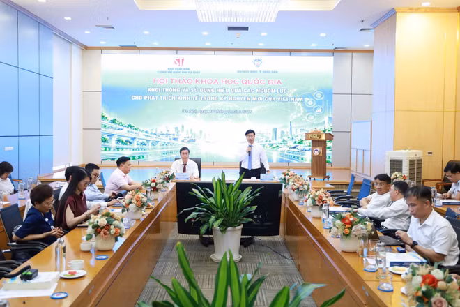 Phó Giáo sư, Tiến sĩ Vũ Trọng Lâm, Giám đốc - Tổng Biên tập Nhà xuất bản Chính trị quốc gia Sự thật và Phó Giáo sư, Tiến sĩ Bùi Đức Thọ, Giám đốc Đại học Kinh tế Quốc dân đồng chủ trì hội thảo. (Ảnh: BTC)