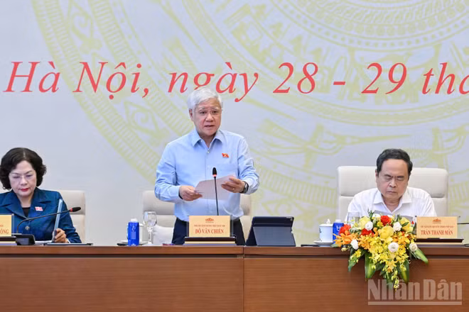 Phó Chủ tịch Thường trực Quốc hội Đỗ Văn Chiến phát biểu bế mạc Hội nghị. (Ảnh: THỦY NGUYÊN)