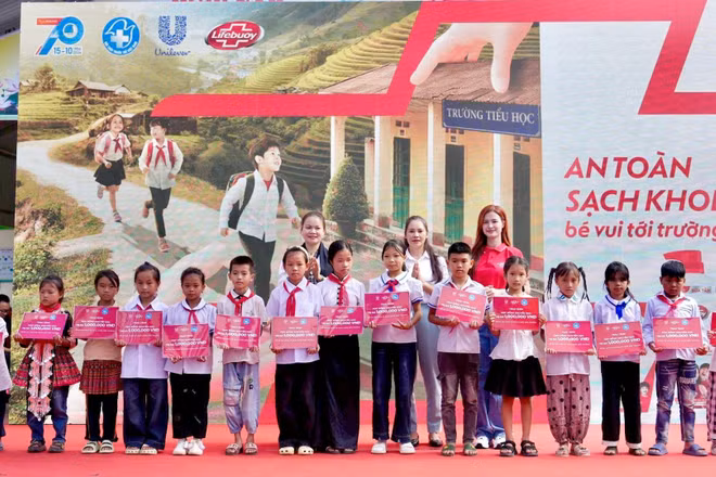 Trao các suất học bổng cho học sinh có hoàn cảnh khó khăn tại Trường Tiểu học Phúc Than, xã Mường Than, Lai Châu. (Ảnh: BTC cung cấp)
