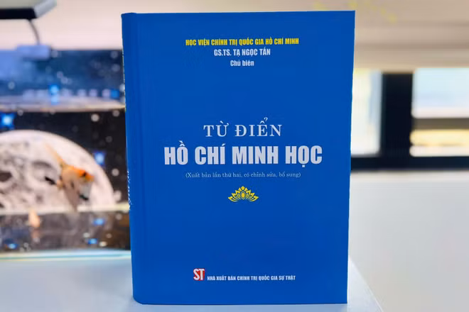 Cuốn sách Từ điển Hồ Chí Minh học (xuất bản lần thứ hai, có chỉnh sửa, bổ sung). (Ảnh: Nhà xuất bản Chính trị quốc gia Sự thật)