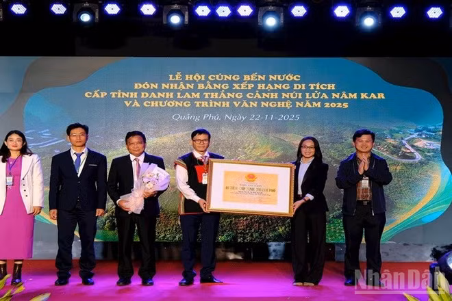 Lãnh đạo Sở Văn hóa, Thể thao và Du lịch tỉnh Lâm Đồng trao Bằng xếp hạng di tích cấp tỉnh đối với Danh lam thắng cảnh Núi lửa Nâm Kar cho Đảng ủy xã Quảng Phú.