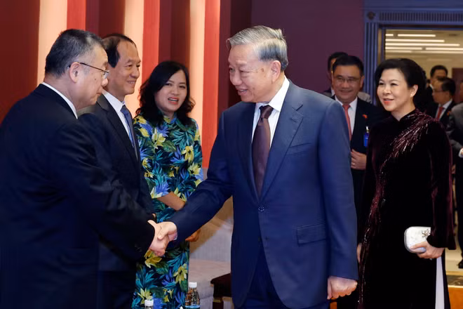 Tổng Bí thư, Chủ tịch nước Tô Lâm và Phu nhân gặp mặt thân nhân các tướng lĩnh, chuyên gia, nhân sĩ hữu nghị Việt Nam-Trung Quốc. (Ảnh: TTXVN)