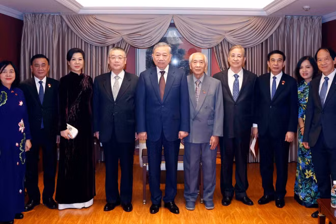 Tổng Bí thư, Chủ tịch nước Tô Lâm và Phu nhân gặp mặt thân nhân các tướng lĩnh, chuyên gia, nhân sĩ hữu nghị Việt Nam-Trung Quốc. (Ảnh: TTXVN)