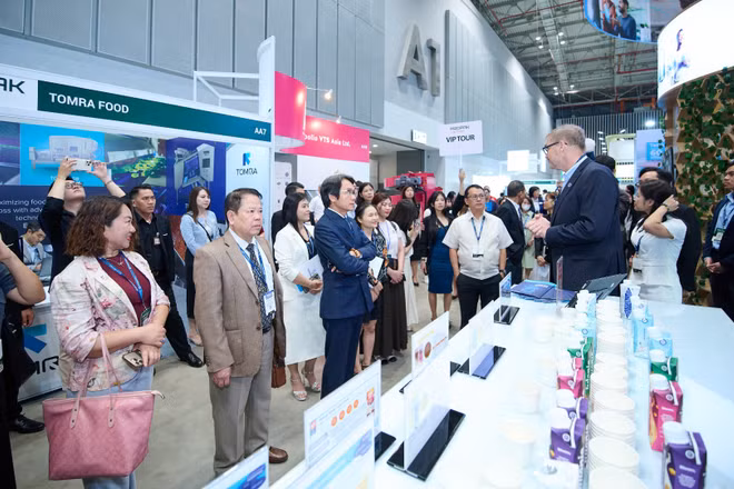 Khách tham quan tìm hiểu các giải pháp công nghệ tại Triển lãm ProPak Vietnam 2025. Sự kiện năm 2026 dự kiến tiếp tục giới thiệu nhiều công nghệ mới trong lĩnh vực xử lý, chế biến và đóng gói.