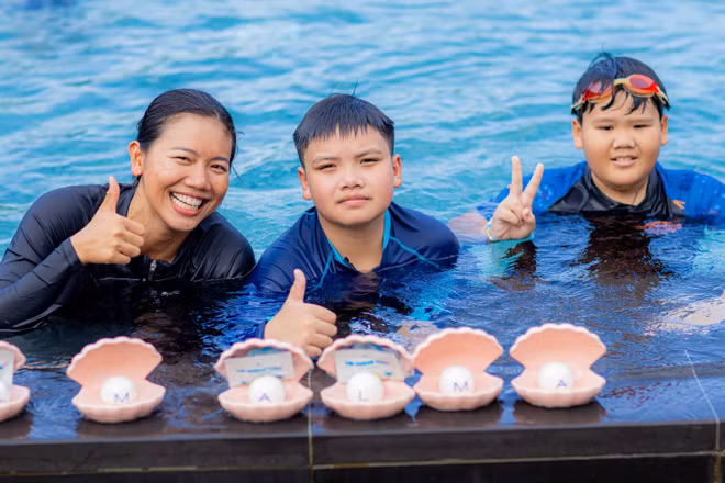 Trẻ em học bơi cùng kình ngư Ánh Viên trong chương trình trải nghiệm hè.