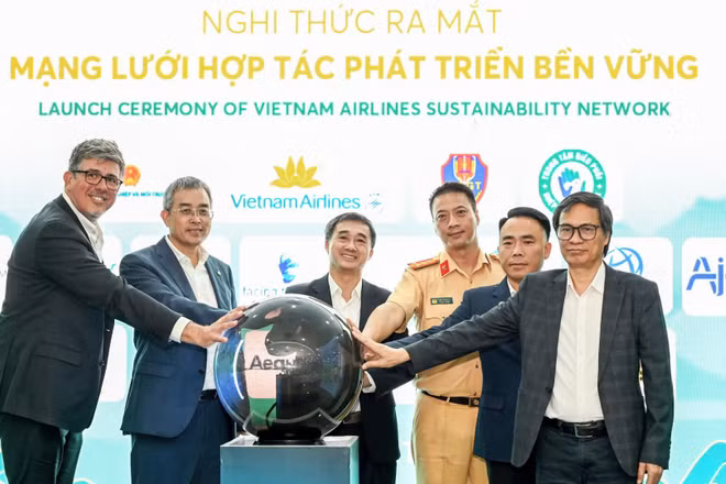 Các đơn vị thực hiện nghi thức ký kết Quy chế phối hợp vận chuyển mô, tạng nhân đạo.