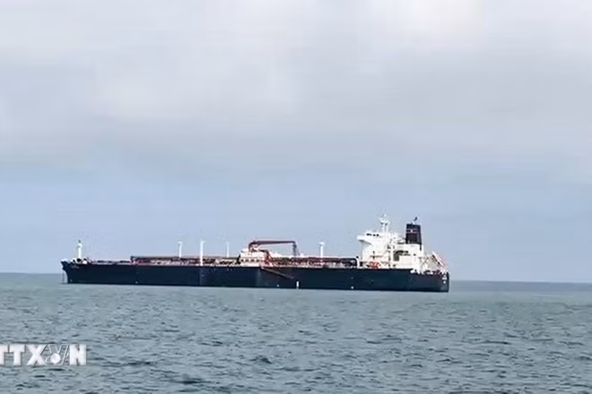 Tàu di chuyển qua eo biển Hormuz. (Ảnh: ANI/TTXVN)