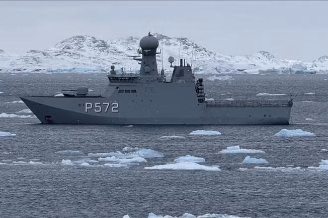 Tàu Hải quân Hoàng gia Đan Mạch tuần tra quanh đảo Greenland ngày 16/3/2025. (Ảnh: AA)