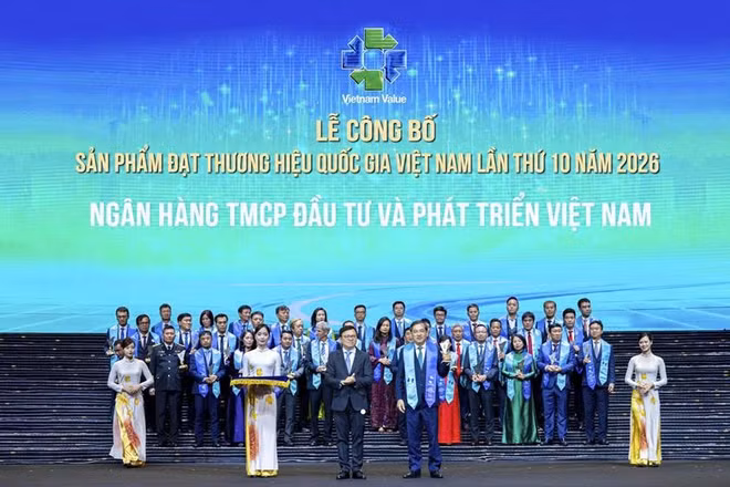 Ủy viên HĐQT BIDV Đặng Văn Tuyên đại diện ngân hàng nhận Danh hiệu. (Nguồn: BIDV)
