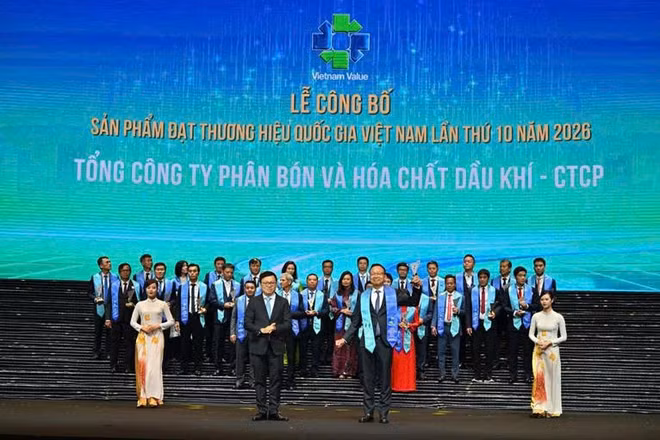 Tổng giám đốc Phan Công Thành đại diện PVFCCo-Phú Mỹ nhận vinh danh tại Lễ công bố. (Ảnh: PVFCCo-Phú Mỹ )