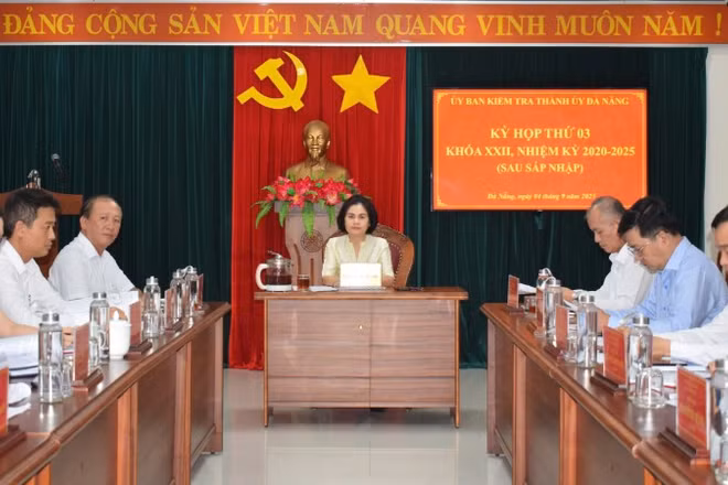 Đồng chí Lê Thị Mỹ Hạnh, Ủy viên Ban Thường vụ Thành ủy, Chủ nhiệm Ủy ban kiểm tra chủ trì kỳ họp. (Ảnh: Ủy ban kiểm tra Thành ủy Đà Nẵng)