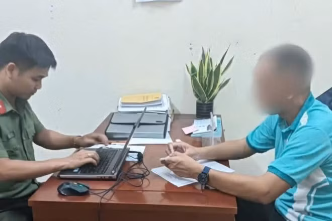 Công an xã Bà Nà, thành phố Đà Nẵng làm việc với người đăng tải thông tin không đúng sự thật. (Ảnh: Công an cung cấp)