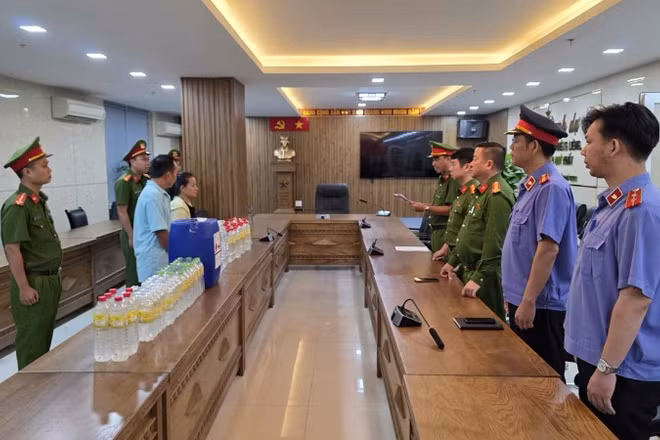 Cơ quan Cảnh sát điều tra Công an thành phố Đà Nẵng tống đạt các quyết định đối vợ chồng Kiều Văn Thanh. (Ảnh: Công an cung cấp)