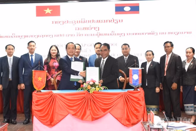 Ban chỉ đạo Công tác biên giới thành phố Đà Nẵng và Ban chỉ đạo công tác biên giới tỉnh Sekong đã ký kết Biên bản cuộc họp. (Ảnh: ANH ĐÀO)
