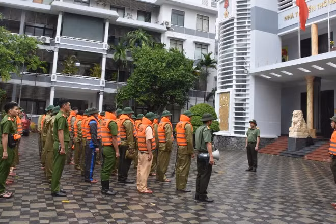 Công an thành phố Đà Nẵng tổ chức Lễ xuất quân lực lượng thanh niên xung kích tham gia hỗ trợ nhân dân phòng, chống bão số 12.