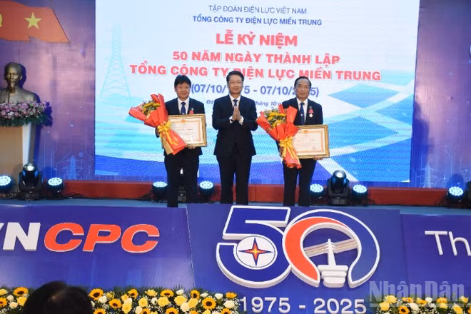 Ông Ngô Xuân Thắng, Phó Bí thư Thành ủy Đà Nẵng thừa ủy quyền Chủ tịch nước, trao Huân chương Lao động hạng Ba cho ông Trình Trung Phương và ông Lê Duy Anh Tuấn. (Ảnh: ANH ĐÀO)
