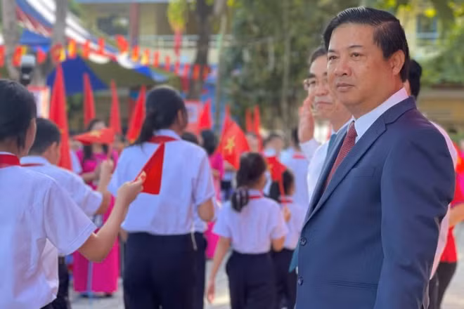 Chủ tịch Ủy ban nhân dân thành phố Đà Nẵng Lương Nguyễn Minh Triết dự lễ khai giảng năm học mới cùng thầy trò Trường trung học cơ sở Phạm Văn Đồng, xã Bà Nà, thành phố Đà Nẵng.