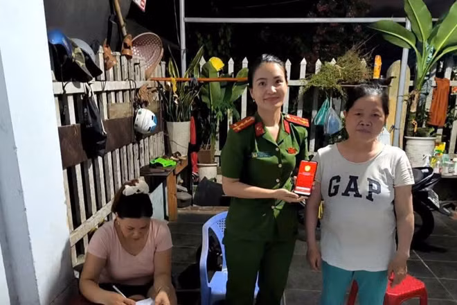 Công an phường Cẩm Lệ triển khai đợt cao điểm điểm kích hoạt tài khoản định danh điện tử mức 2 và tích hợp Bảo hiểm y tế trên VNeID. (Ảnh: Công an cung cấp)