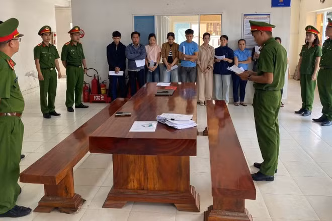 Cơ quan Cảnh sát điều tra Công an thành phố Đà Nẵng tống đạt và thi hành Quyết định khởi tố bị can, Lệnh khám xét và áp dụng biện pháp ngăn chặn đối với 10 bị can. (Ảnh: Công an cung cấp)