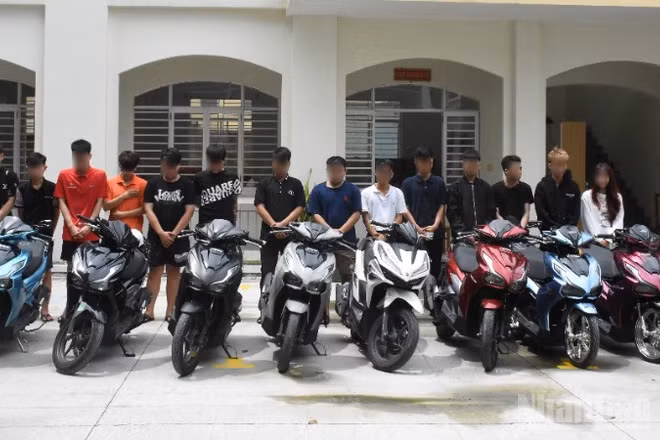 Các đối tượng thanh thiếu niên tham gia tụ tập gây rối trật tự công cộng tại cơ quan Công an.