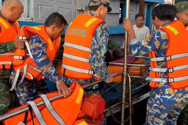 Bộ đội biên phòng Đà Nẵng cứu kịp thời thuyền viên bị nạn khi đang hành nghề trên biển. (Ảnh: Bộ đội Biên phòng thành phố Đà Nẵng cung cấp)