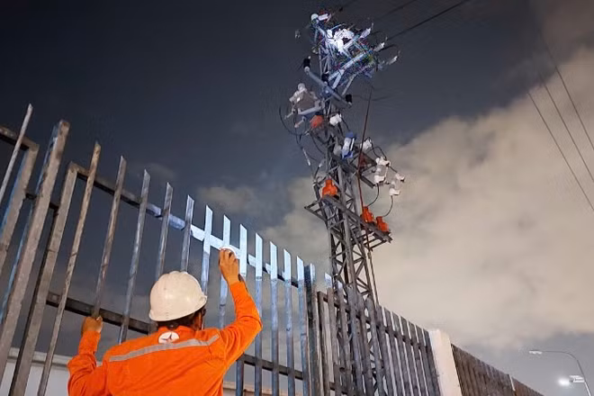 Nhân viên điện lực nhanh chóng có mặt kiểm tra, khắc phục sự cố.