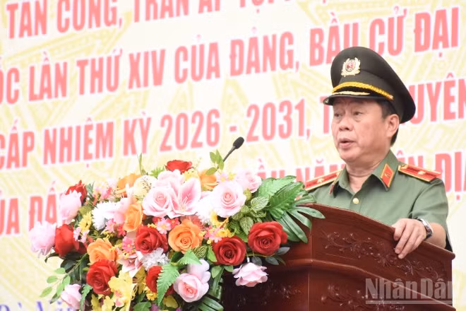 Thiếu tướng Nguyễn Hữu Hợp, Bí thư Đảng ủy, Giám đốc Công an thành phố Đà Nẵng phát lệnh ra quân toàn lực lượng. (Ảnh: ANH ĐÀO)