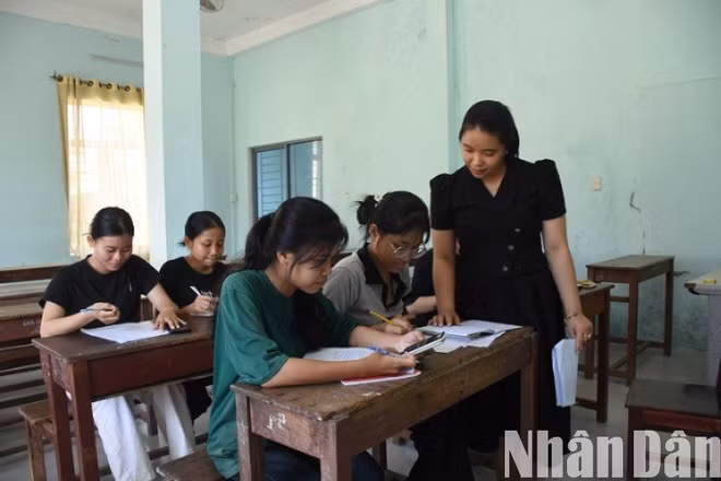 Trường trung học phổ thông Phạm Phú Thứ (xã Hòa Sơn, huyện Hòa Vang, thành phố Đà Nẵng) tổ chức ôn luyện cho học sinh con em đồng bào dân tộc Cơ-tu, tại khu vực nội trú của trường. (Ảnh: ANH ĐÀO)