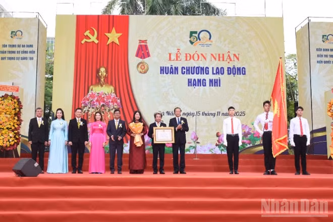 Thừa ủy quyền Chủ tịch nước, Thứ trưởng Thường trực Giáo dục và Đào tạo Phạm Ngọc Thưởng trao Huân chương lao động hạng Nhì cho nhà trường.