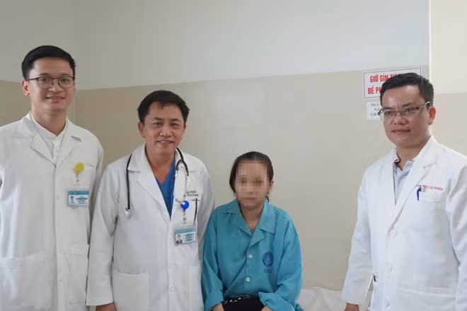Các y bác sĩ Bệnh viện Đà Nẵng kích hoạt quy trình "báo động đỏ nội viện" cứu sống bệnh nhân.