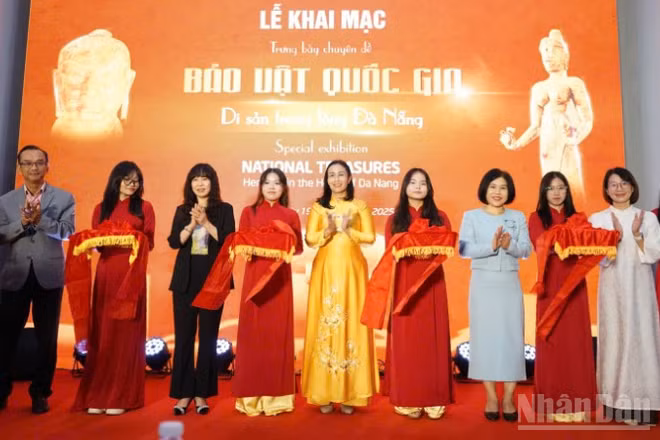 Đà Nẵng khai mạc không gian Trưng bày chuyên đề “Bảo vật quốc gia-Di sản trong lòng Đà Nẵng”. (Ảnh: ANH ĐÀO)