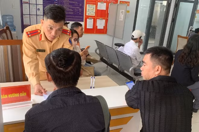 Người dân Đà Nẵng đến làm thủ tục đổi giấy phép lái xe. (Ảnh: Công an cung cấp)