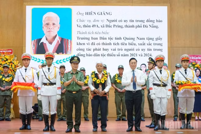 Đà Nẵng tôn vinh 120 điển hình tiêu biểu trong phong trào Toàn dân bảo vệ an ninh Tổ quốc. (Ảnh: ANH ĐÀO)