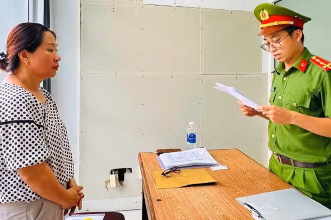 Cơ quan Cảnh sát điều tra Công an thành phố Đà Nẵng tống đạt Quyết định khởi tố bị can, bắt tạm giam Đặng Thị Hoài. (Ảnh: Công an cung cấp)