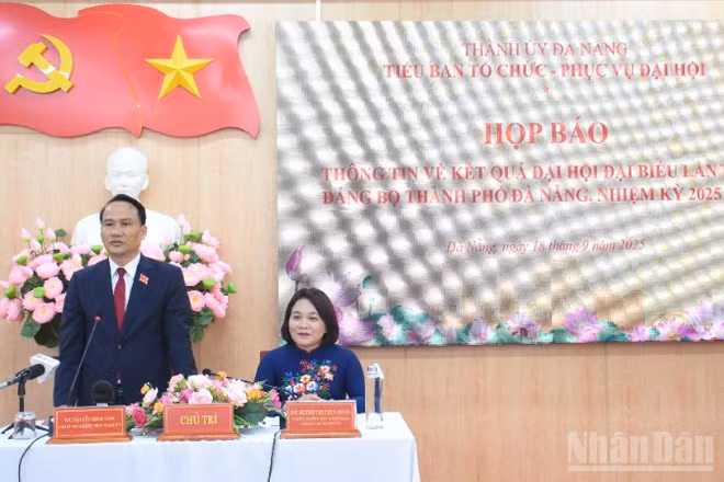 Phó Bí thư Thường trực Thành ủy Đà Nẵng Nguyễn Đình Vĩnh phát biểu tại buổi họp báo. (Ảnh: ANH ĐÀO)