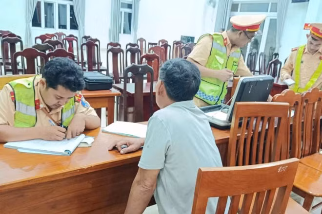 Cảnh sát giao thông Đà Nẵng ra quân đợt cao điểm kiểm tra, xử lý vi phạm nồng độ cồn. (Ảnh: Công an cung cấp)